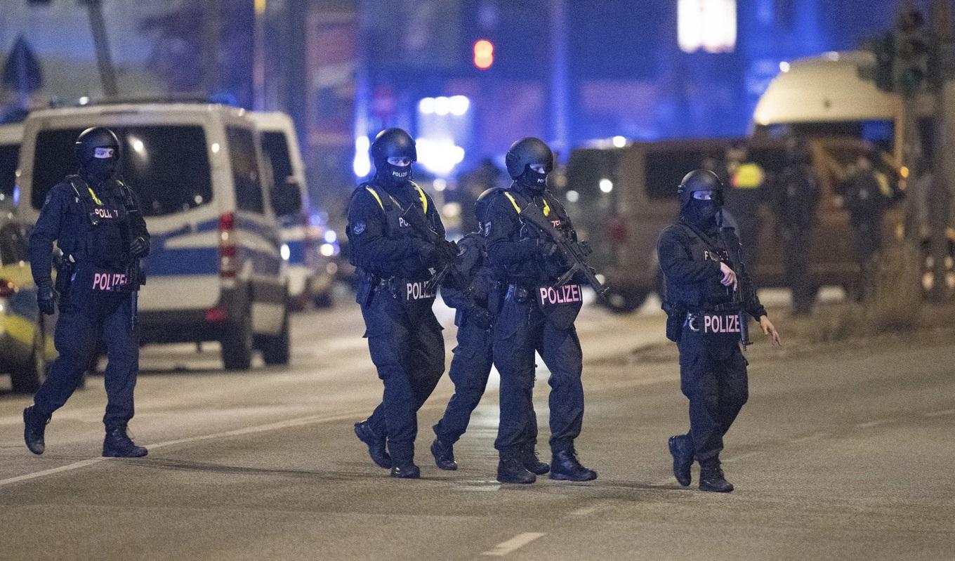 Poliser vid platsen där flera personer dött i en skjutning i en lokal för Jehovas vittnen i Hamburg i norra Tyskland den 9 mars 2023. Foto: Daniel Reinhardt/AFP via Getty Images