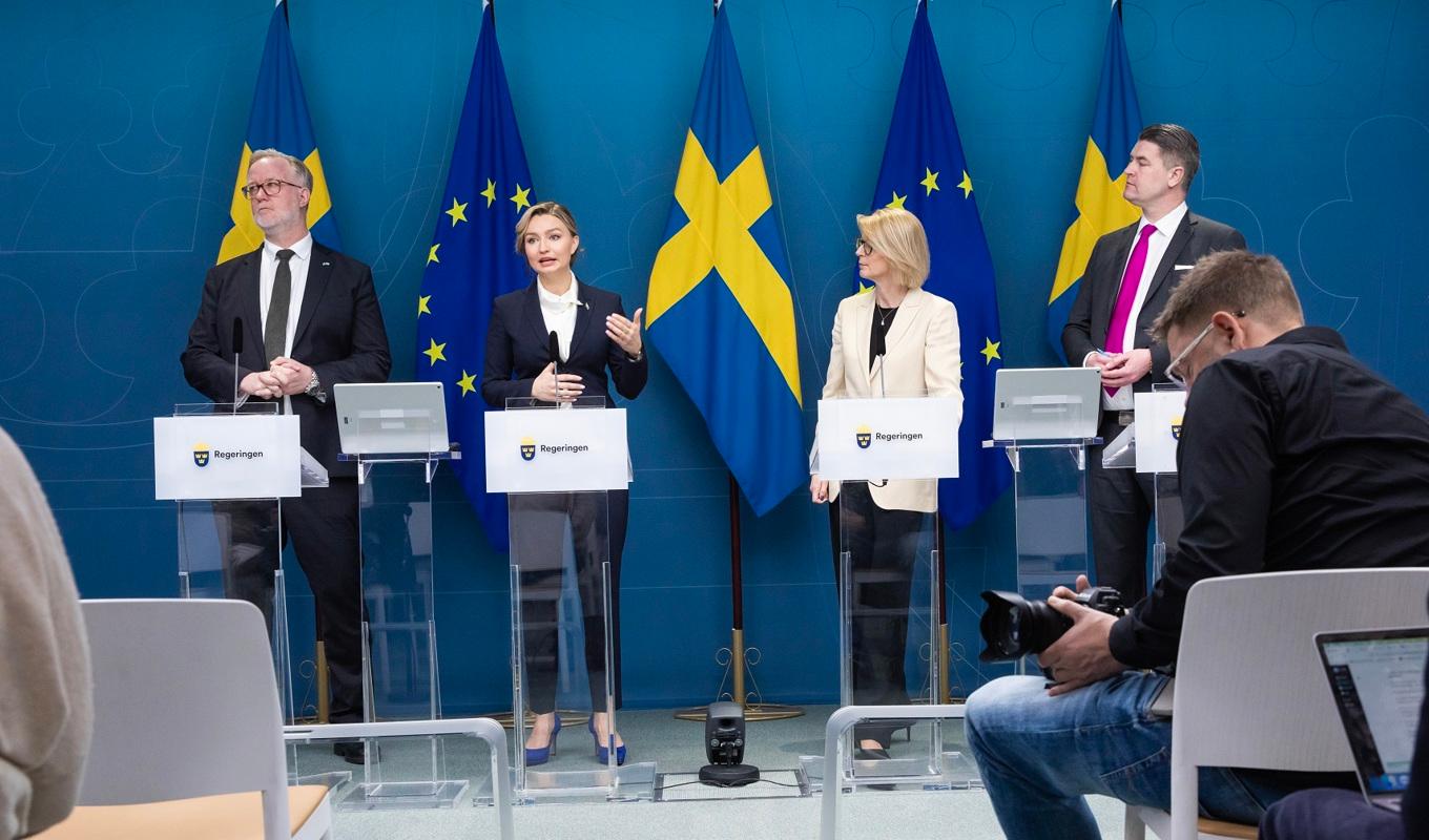 På bilden syns arbetsmarknadsminister Johan Pehrson (L), energi- och näringsminister Ebba Busch (KD), finansminister Elisabeth Svantesson (M) och Sverigedemokraternas ekonomisk-politiske talesperson Oscar Sjöstedt på en pressträff den 23 mars 2023. Foto: Ninni Andersson/Regeringskansliet