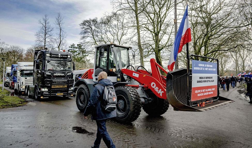 Bönder från Farmers Defense Force (FDF) demonstrerar mot regeringens klimatpolitik. Foto: Robin Utrecht/ANP/AFP via Getty Images