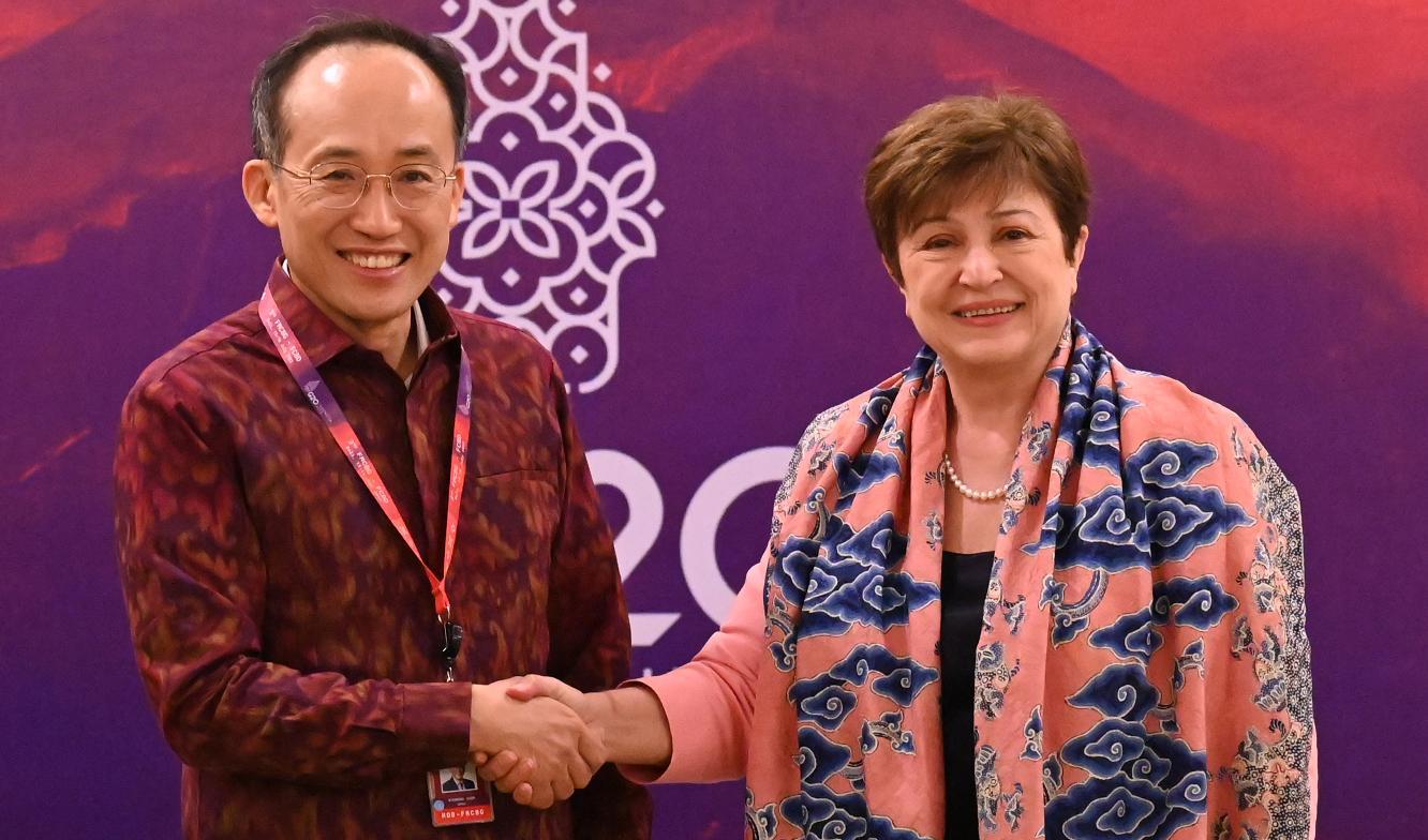 Finansminister Choo Kyung-ho skakar hand med IMF-chefen inför ett bilateralt möte vid G20-mötet 2022. Foto: Sonny Tumberlaka/Pool/AFP via Getty Images