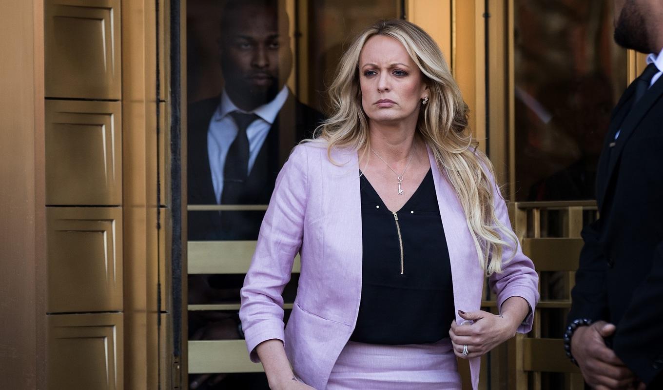 Porrskådespelaren Stormy Daniels går ut från en domstol i New York den 16 april 2018. Foto: Drew Angerer/Getty Images