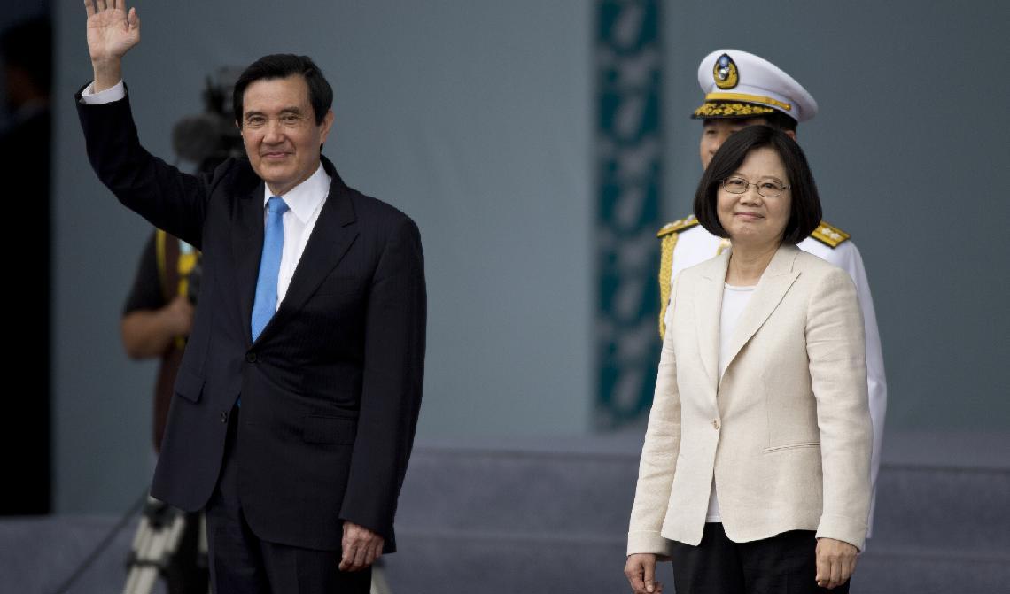 Taiwans president Tsai Ing-wen (t h) reste till USA medan Taiwans tidigare president Ma Ying-jeou begav sig till Kina. Bilden är från Taipei den 20 maj 2016. Foto: Ashley Pon/Getty Images