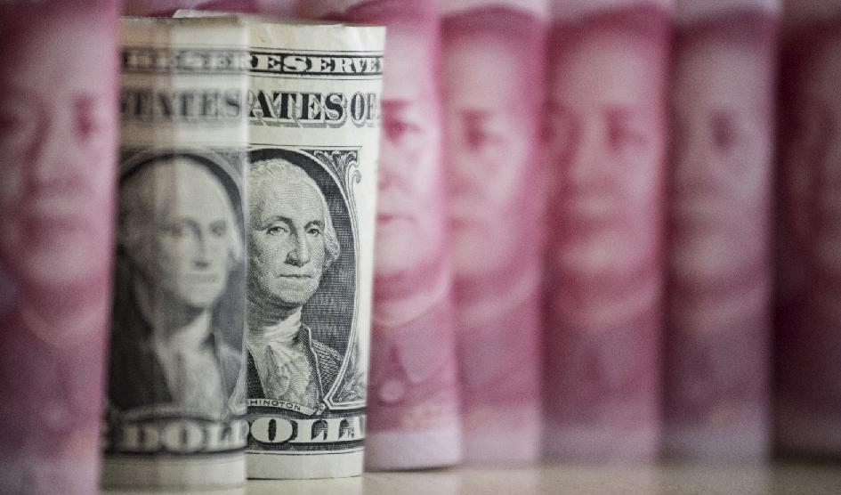 Den amerikanska dollarns dominans som internationell valuta utmanas från flera håll, bland annat av den kinesiska yuanen. Foto: Fred dufour/AFP via Getty Images