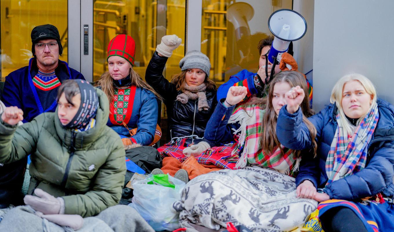 Greta Thunberg deltog den 2 mars 2023 i Oslo i en protest mot vindkraft i renbetesområden, där hon och samiska aktivister vägrade lämna norska Olje- och Energidepartementet. Foto: Javad Parsa/NTB/AFP