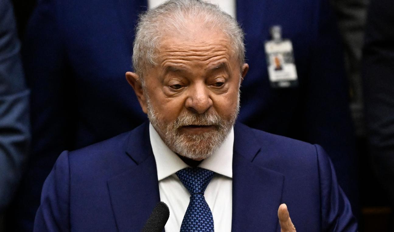 Luiz Inácio Lula da Silva håller tal efter att den 1 januari återigen ha svurits in som Brasiliens president. Foto: Mauro Pimentel/AFP via Getty Images