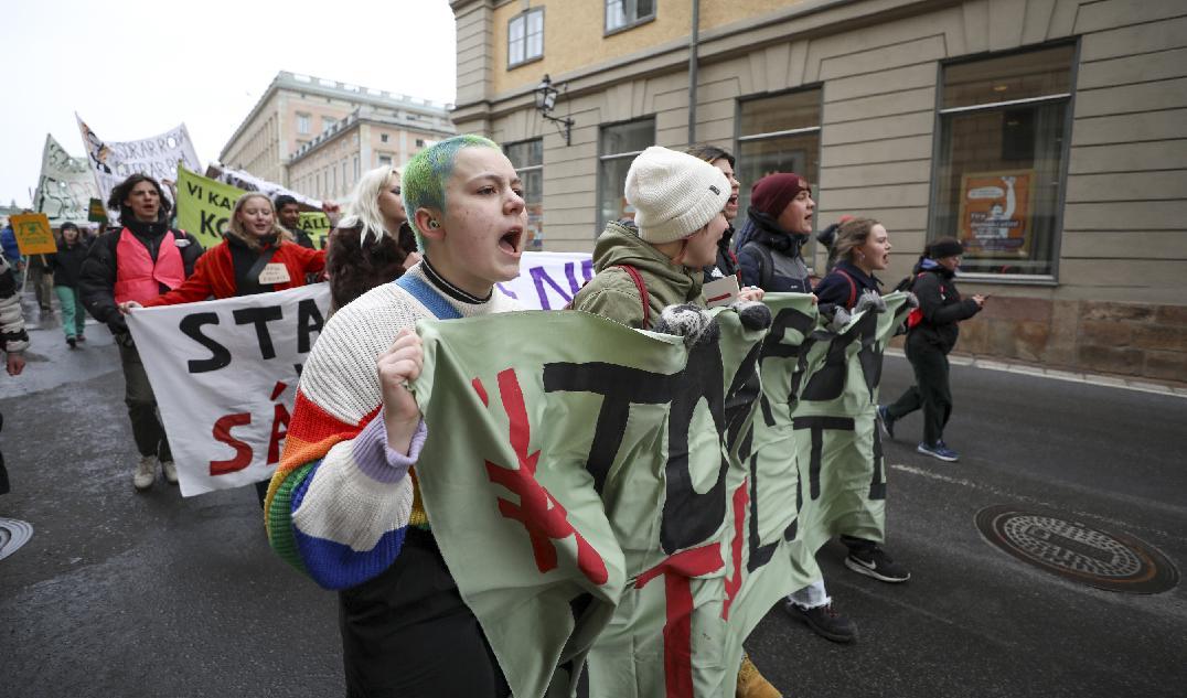 Aktivister, som här i en klimatdemonstration i Stockholm den 3 mars i år, kräver att klimatkampen prioriteras framför det militära försvaret. Foto: Ali Lorestani/TT