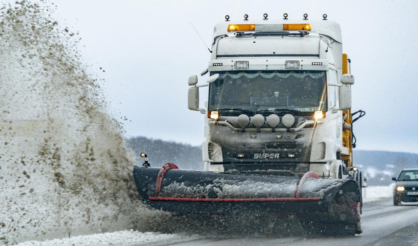 Biltrafiken kräver kostnadstunga underhållstjänster som snöröjning. Samma princip gäller för de chimärt billiga elslagen vind och el. Foto: Johan Nilsson/TT