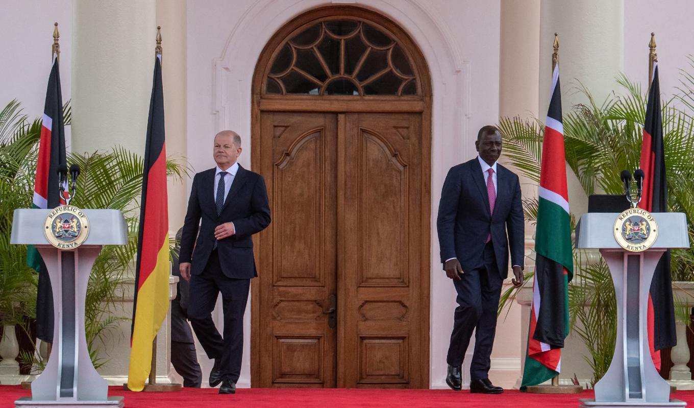 Tysklands förbundskansler Olaf Scholz och Kenyas president William Ruto anländer till en gemensam presskonferens i Stadshuset i Nairobi, den 5 maj. Foto: Tony Karumba/AFP via Getty Images