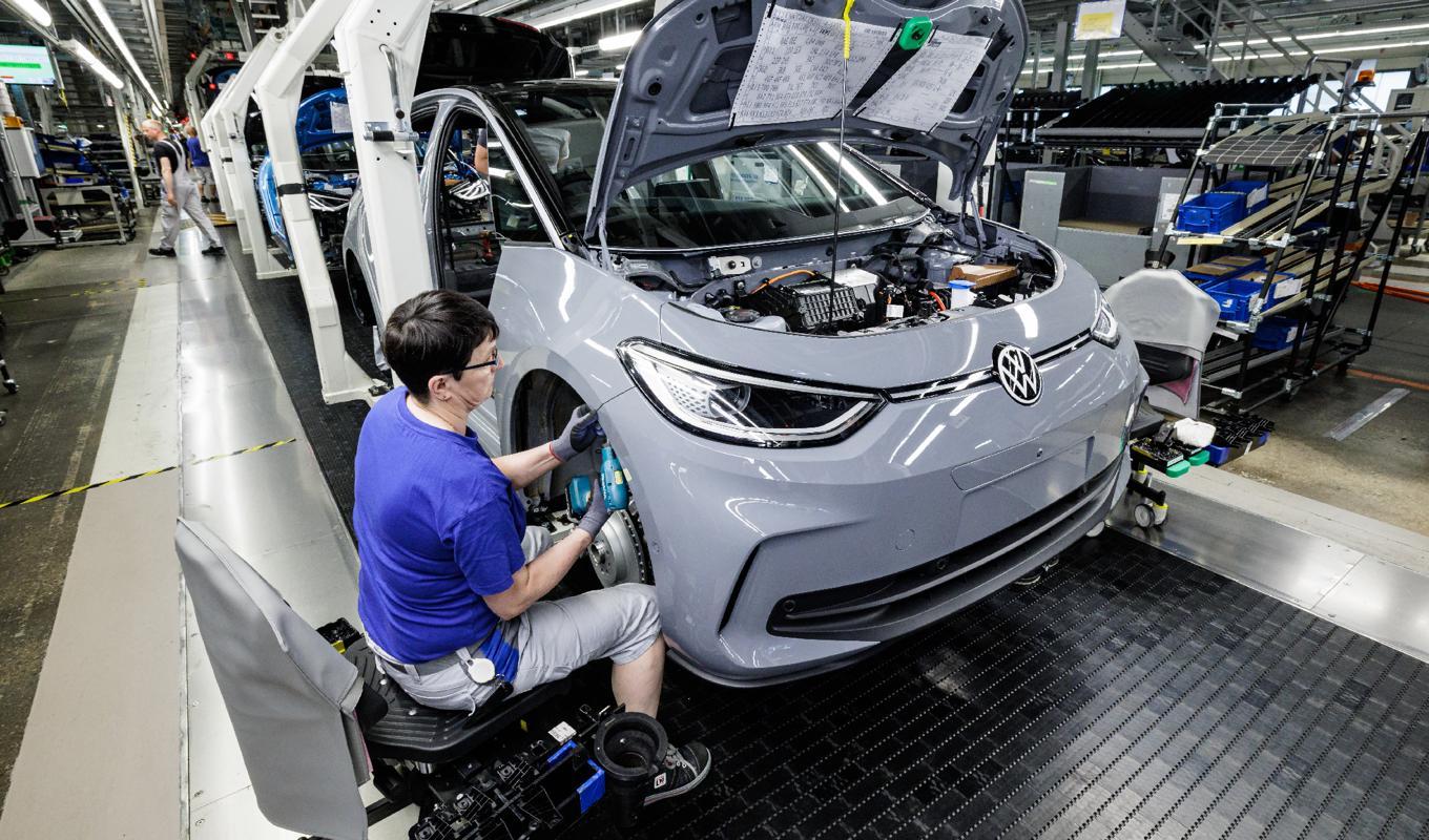 Montering av en elbil i Volkswagens fabrik i Zwickau. Elbilar är ett område där Europa fruktar att man kommer att halka efter resten av världen. Foto: Jens Schlueter/Getty Images