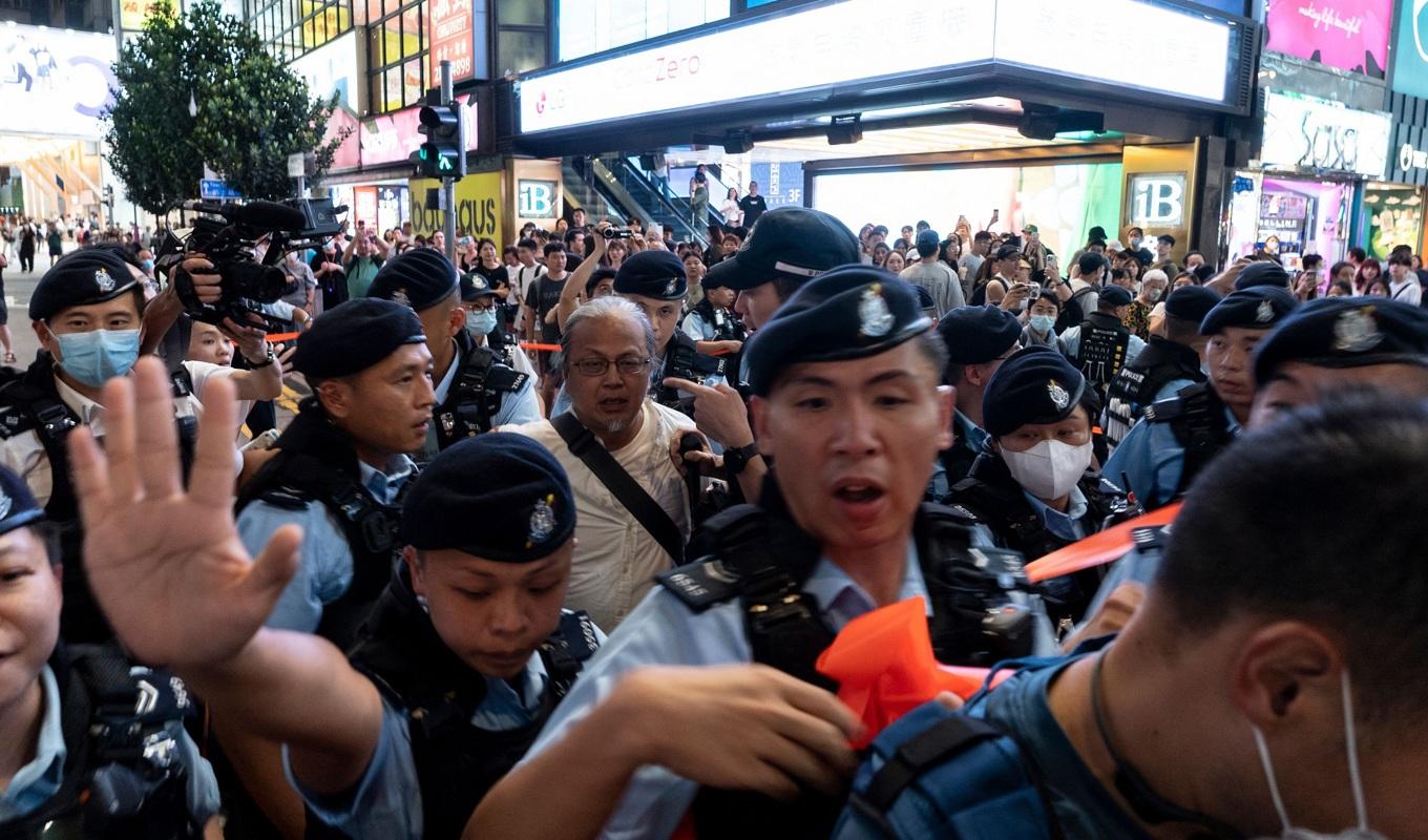 Polis griper artisten Sanmu Chen på Causeway Bay i närheten av Victoria Park i Hongkong den 3 juni 2023. Foto: Yan Zhao/AFP via Getty Images