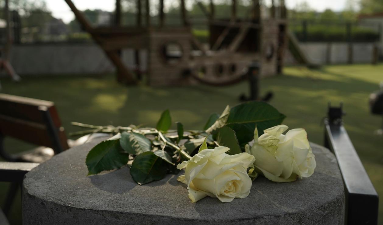 Vita rosor vid den lekplats i parken Les jardins de l’Europe i Annecy där dådet ägde rum. Foto: Laurent Cipriani/AP/TT