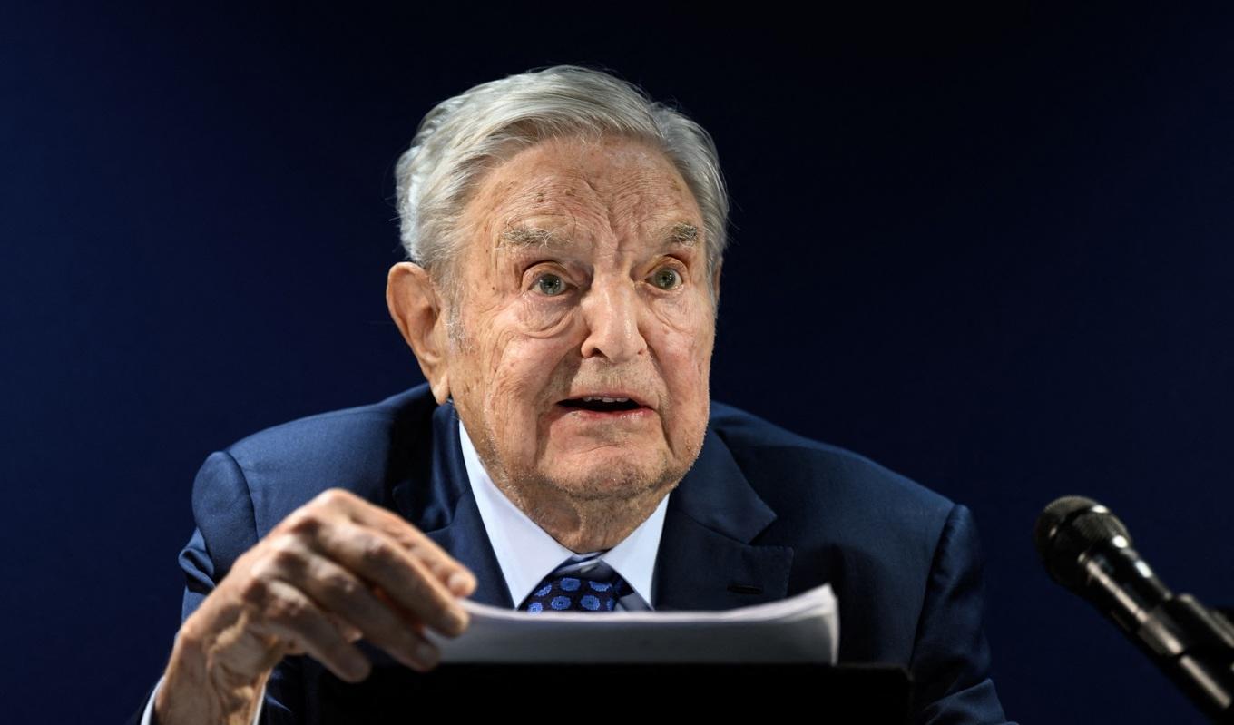 Den ungerskfödde amerikanske finansmannen George Soros talar på World Economic Forums (WEF) möte i Davos i Schweiz den 24 maj 2022. Foto: Fabrice Coffrini/AFP via Getty Images