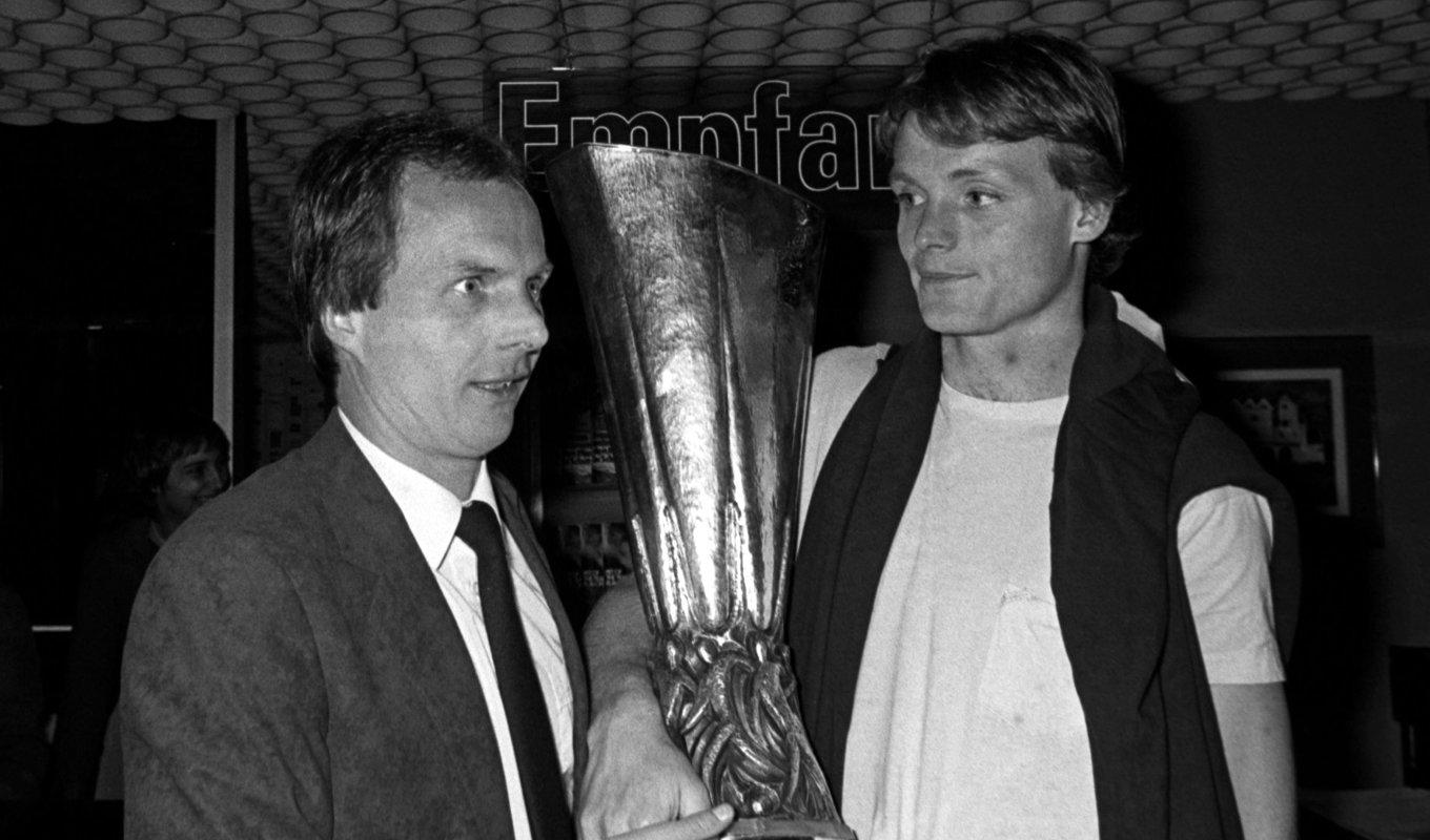 Sven-Göran Eriksson och Torbjörn Nilsson med UEFA-bucklan i Hamburg 1982. Två blåvita ikoner vars storhet dagens IFK Göteborg knappast orkar bli påmint om. Foto: Claus Gertsen