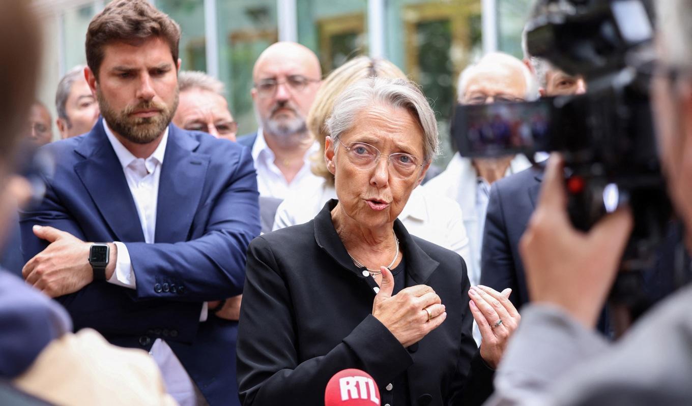 Den franska premiärministern Elisabeth Borne talar till pressen den 2 juli efter att gärningsmän attackerade borgmästarens hus i L'Haÿ-les-Roses i södra Paris. Foto: Charly Triballeau/POOL/AFP via Getty Images