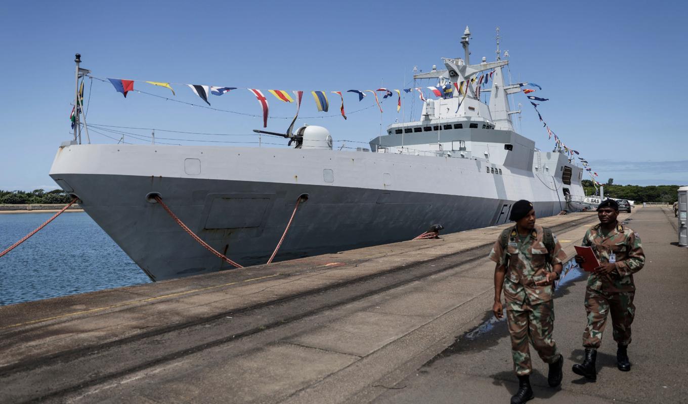 Den sydafrikanska fregatten SAS Mendi ligger förtöjd i Richards Bay, i samband med att Sydafrika inledde en tiodagars militärövning tillsammans med Ryssland och Kina, den 17 februari i år. Foto: Guillem Sartori/AFP via Gettty Images