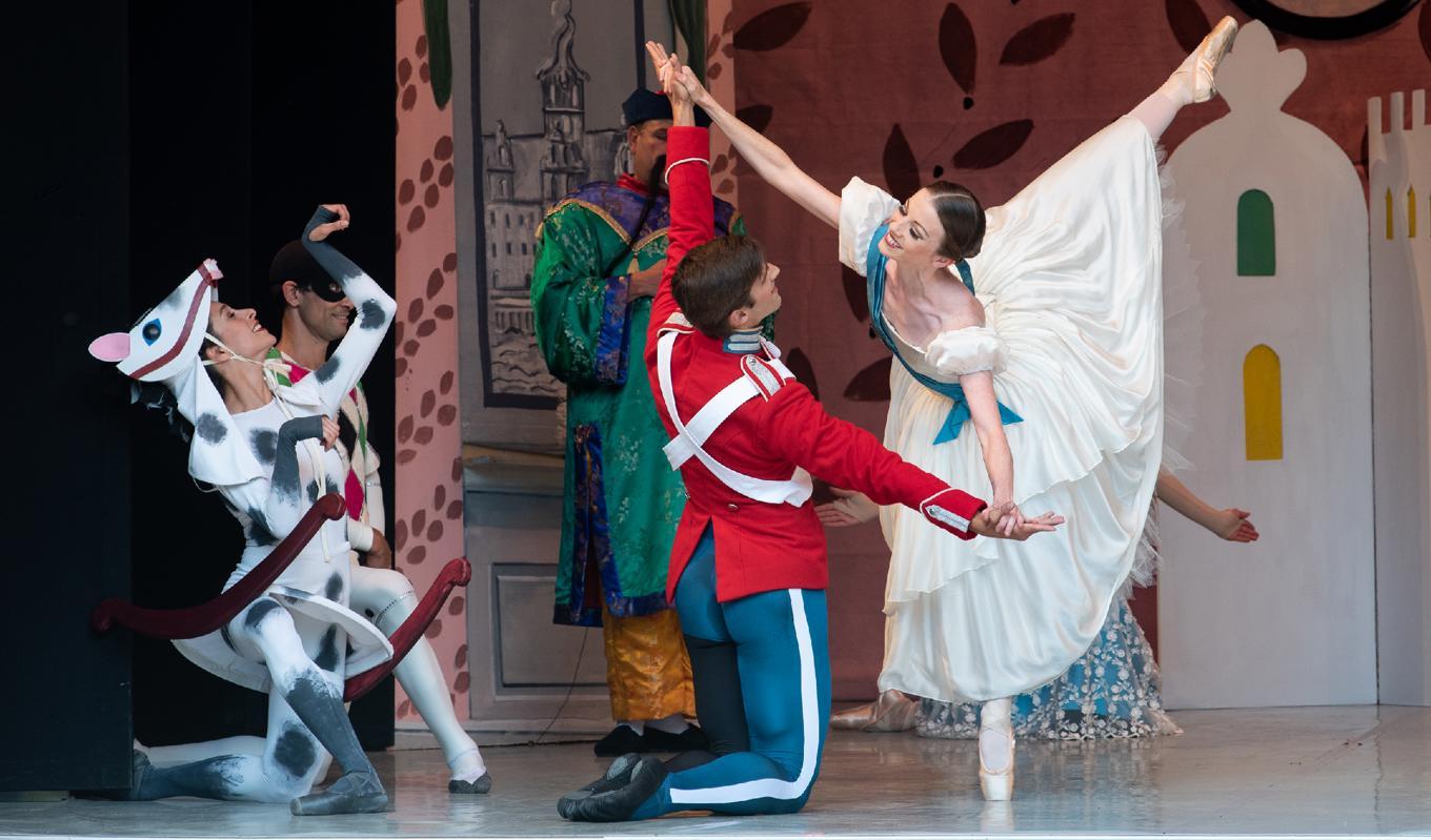 Dansare vid Tivoli Ballet Theatre i Köpenhamn framför ett pas de deux i baletten Den ståndaktige tennsoldaten. Foto: Annett Ahrenos