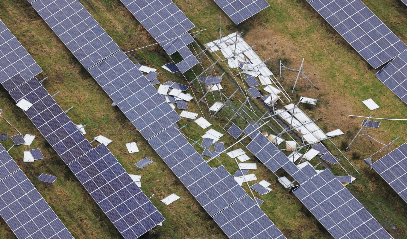 Trasiga solcellspaneler efter en storm i Storbritannien. Foto: Britain From Above/Shutterstock