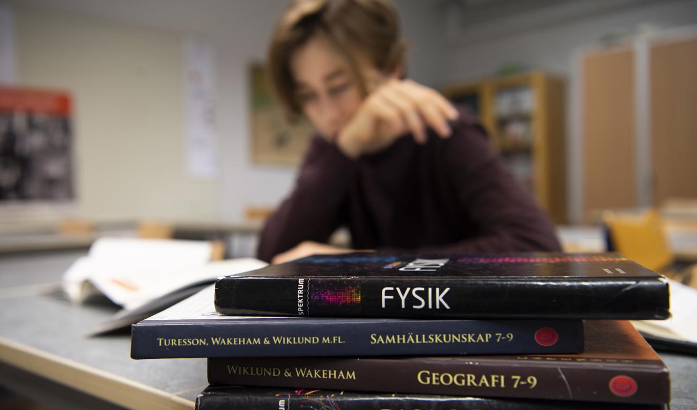 Regeringen vill ha en tydlig definition av vad som är läromedel. Inte minst vill man att skolelever ska ha en självklar tillgång till skolböcker. Foto: Henrik Montgomery/TT