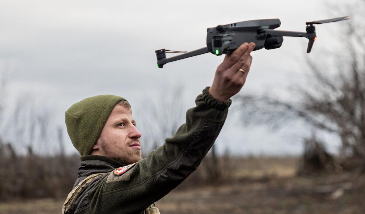 Ukrainsk militär personal flyger en drönare i utkanten av Bachmut i östra Ukraina, den 30 december 2022. Foto: Sameer al-Doumy/AFP via Getty Images