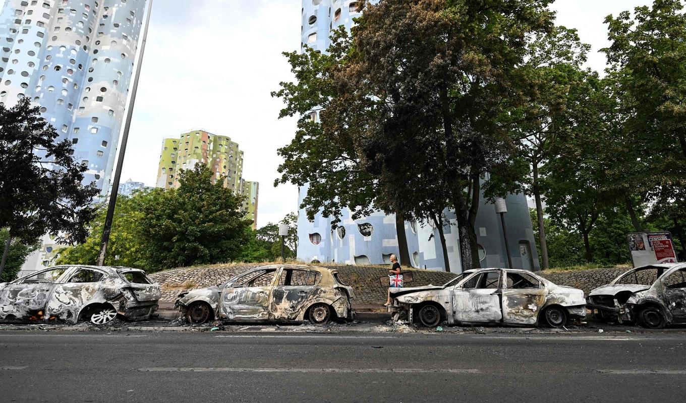 Brända bilar i förorten Nanterre utanför Paris den 30 juni. Sedan upploppen började den 27 juni har flera tusen bilar brunnit runt om i landet. Foto: Bertrand Guay/AFP via Getty Images