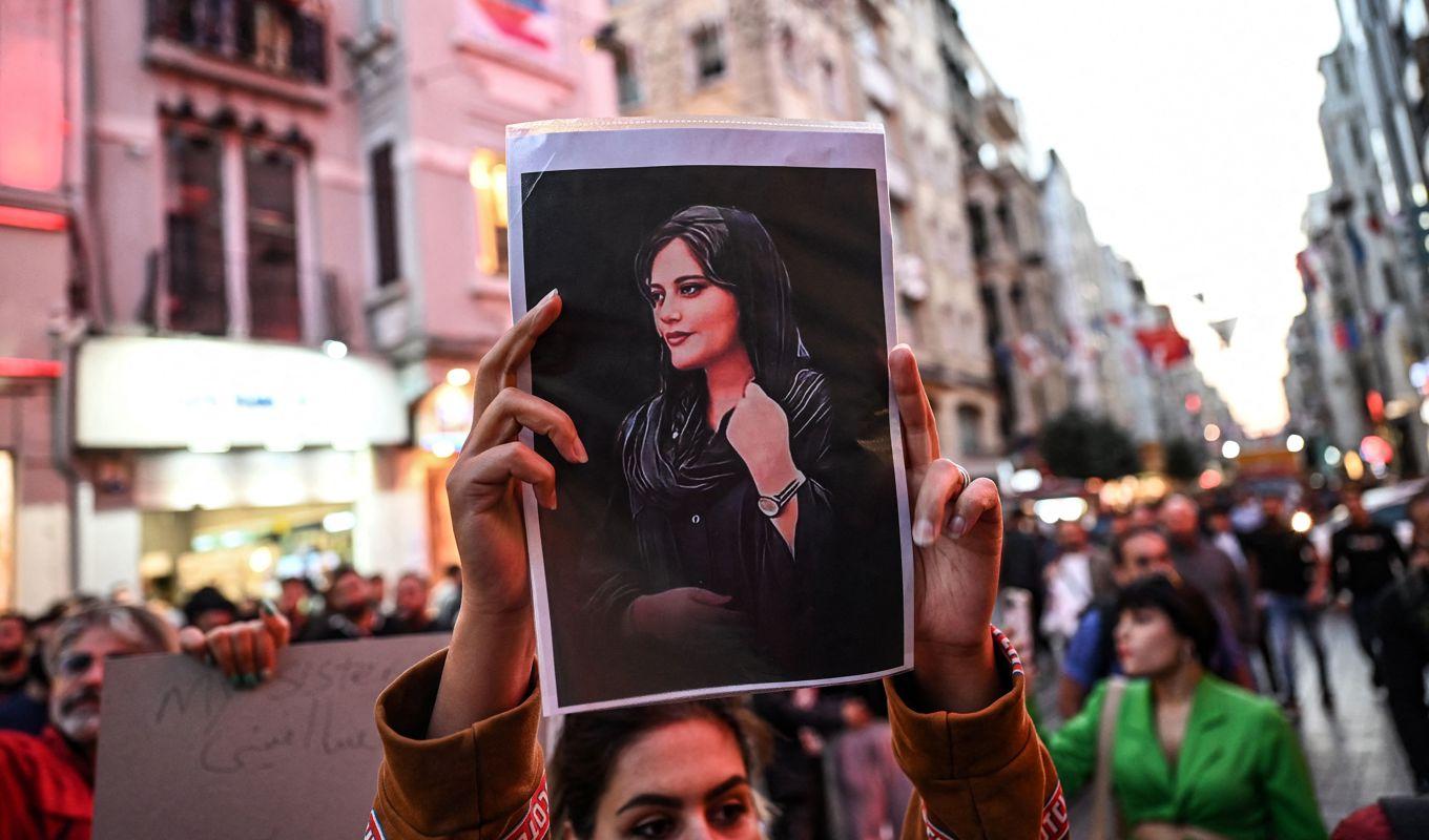 En person håller upp ett porträtt av 22-åriga Mahsa Amin i samband med en demonstration i turkiska Istanbul den 29 september 2022. Foto: Ozan Kose/AFP via Getty Images