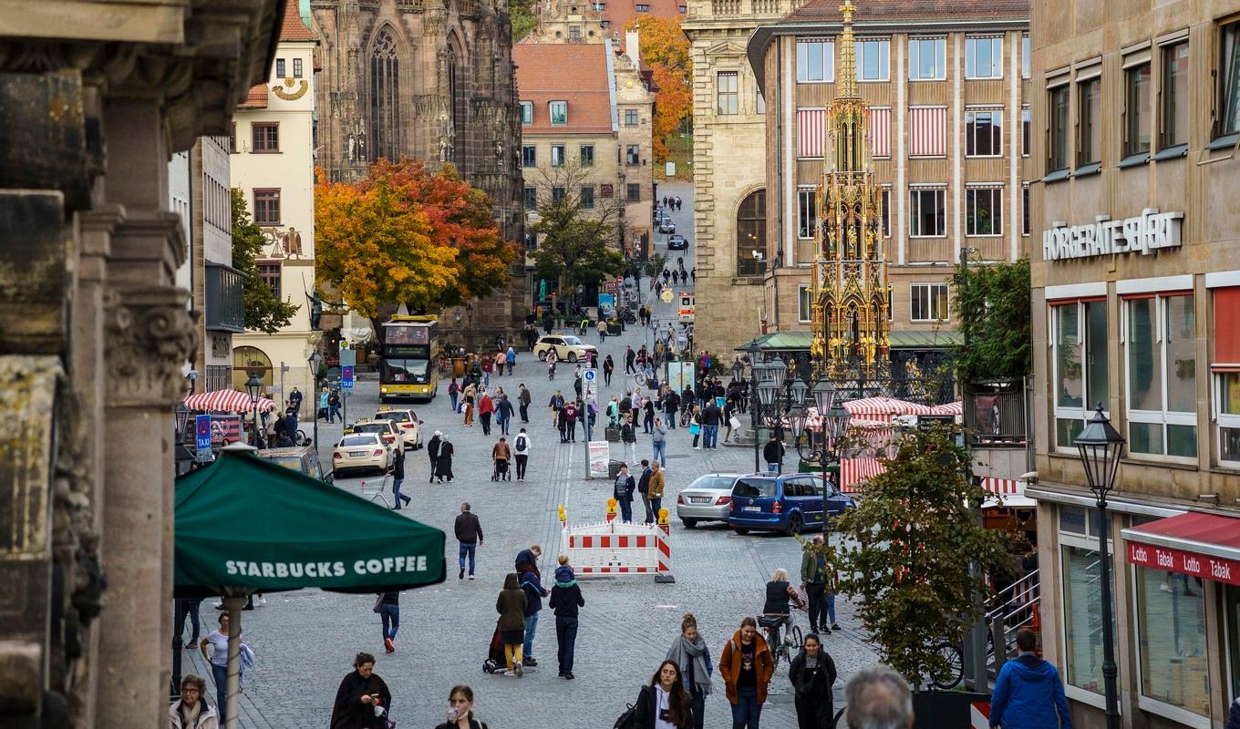 Befolkningen i EU ökade i 20 av 27 länder förra året. På bilden ses människor i tyska staden Nürnberg. Foto: Manuel Alvarez