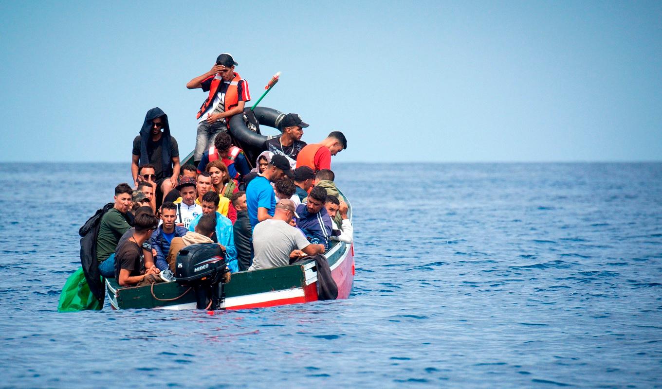 På bilden, som är tagen den 8 september 2018, ses migranter strandade i Gibraltarsundet nära Spaniens kust. Foto: Marcos Moreno/AFP via Getty Images