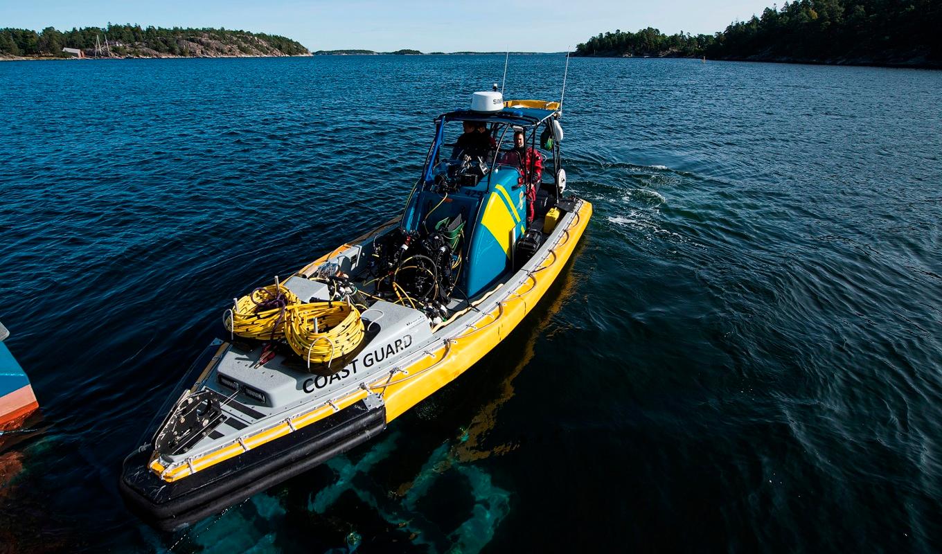 Kustbevakningen i närheten av Dalarö i Stockholms skärgård. Foto: Jonathan Näckstrand/AFP via Getty Images