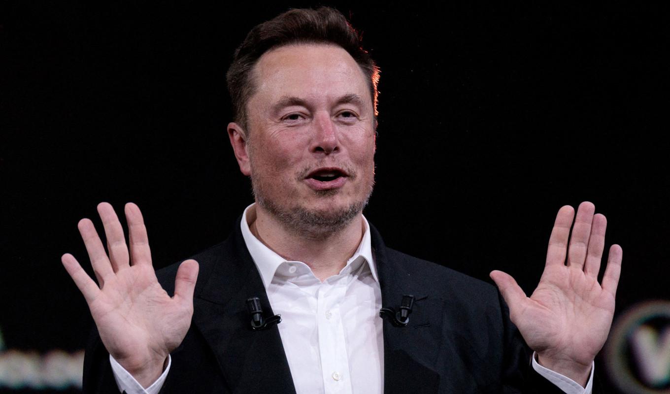 Elon Musk har stort inflytande över människors vardag i och med kontrollen över X (f.d Twitter). Foto: Joel Saget/Getty Images