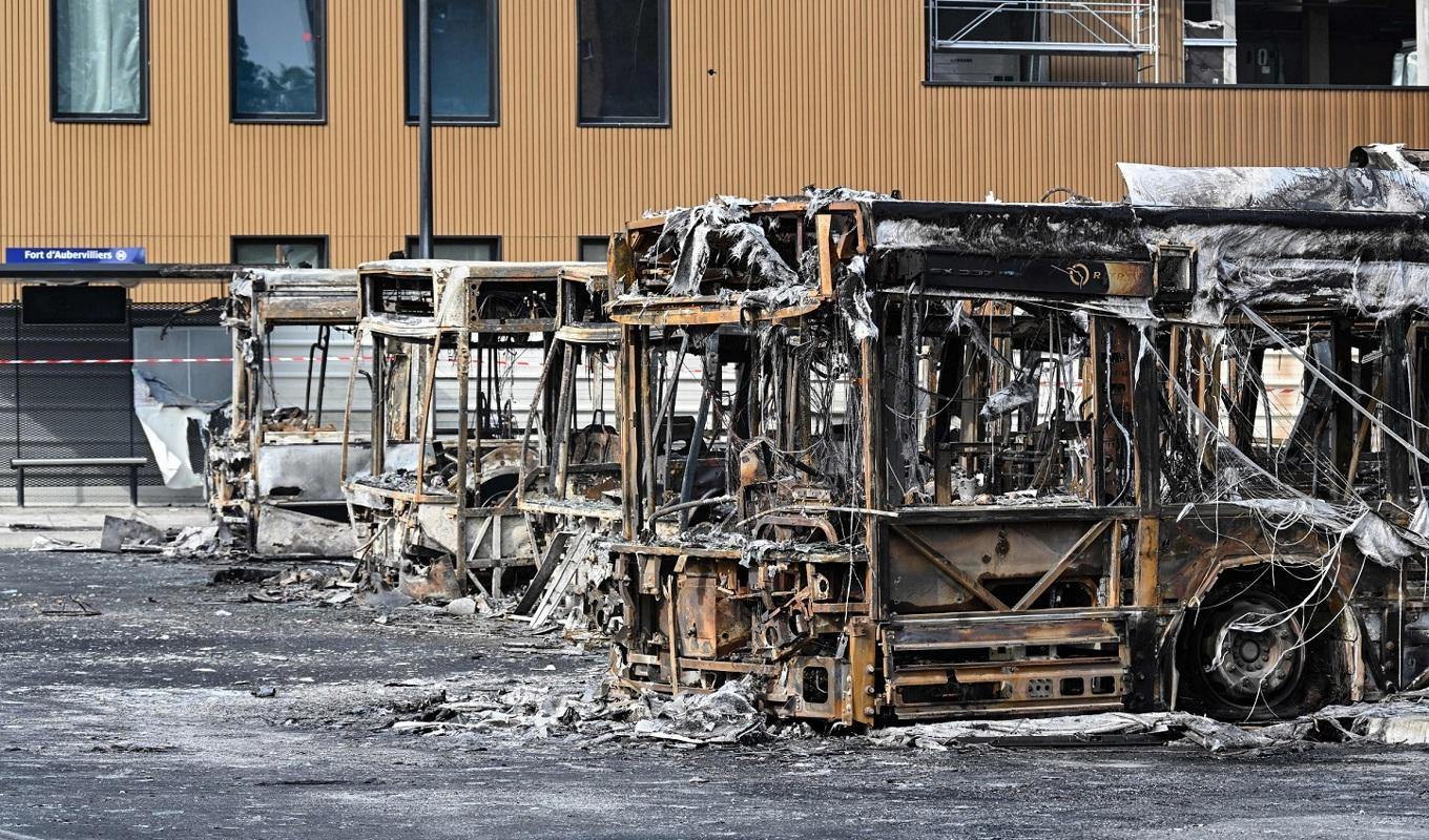 På bilden ses utbrända bussar vid en terminal i huvudstaden Paris den 30 juni 2023. Foto: Bertrand Guay/AFP via Getty Images