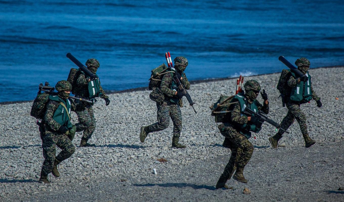 Taiwanesiska soldater genomför en militärövning den 28 juli 2022 i Pingtung i Taiwan. Foto: Annabelle Chih/Getty Images