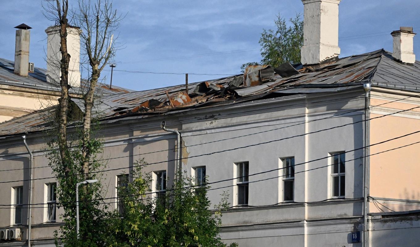 På bilden ses skador från en drönarattack mot en byggnad i Moskva den 24 juli 2023. Foto: Alexander Nemenov/AFP via Getty Images