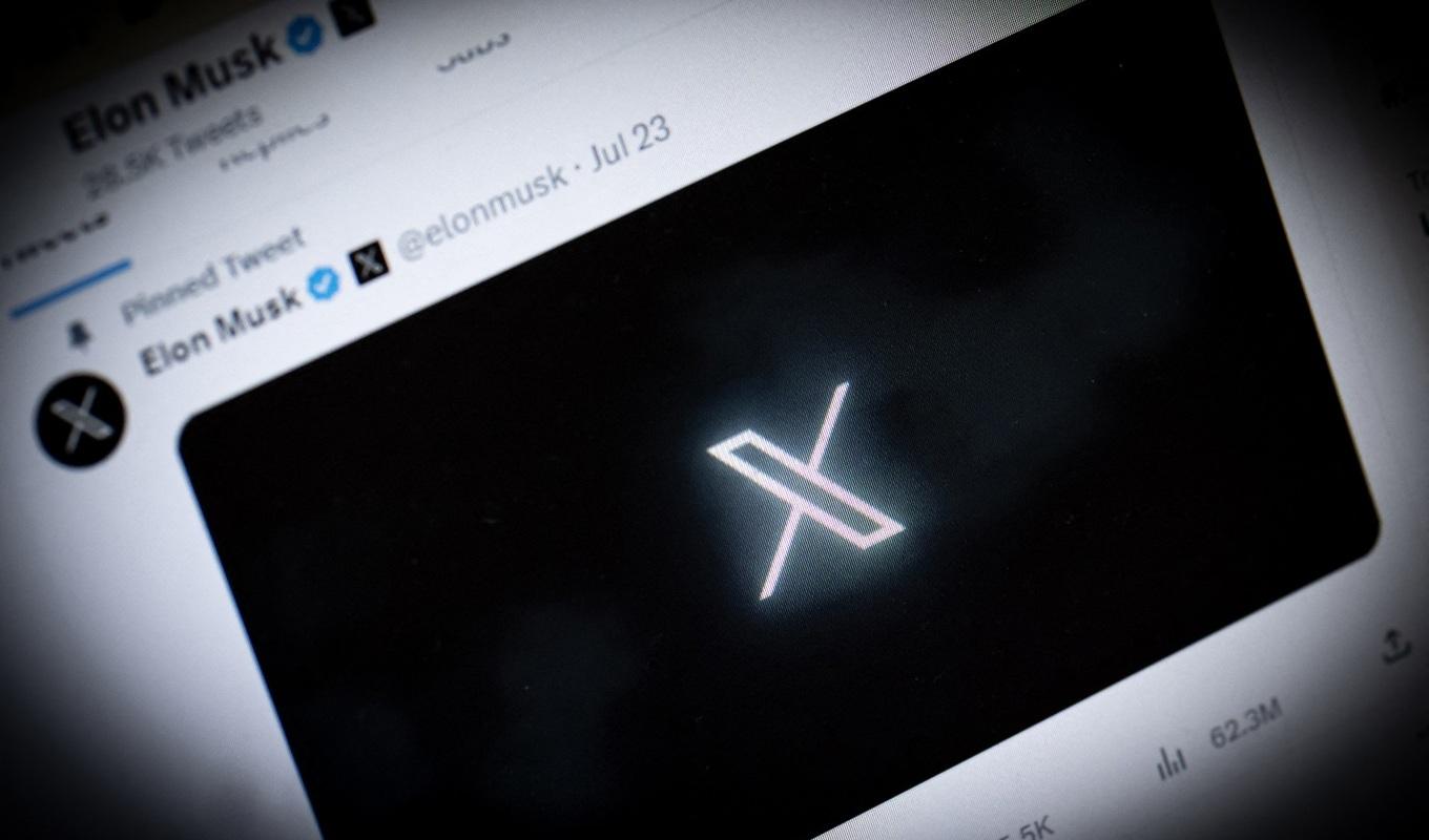 Twitter har nu tagit bort fågeln och ersatt med en ny logotyp i form av ett ”X”. Foto: Alain Jocard/AFP via Getty Images