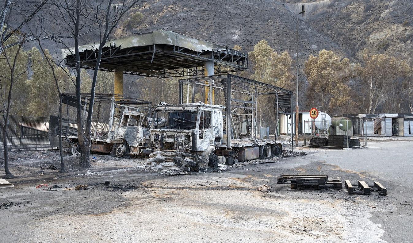 På bilden ses brända fordon på en bensinstation i staden Oliveri i provinsen Messina i Sicilien den 26 juli. Foto: Giovanni Isolino/AFP via Getty Images