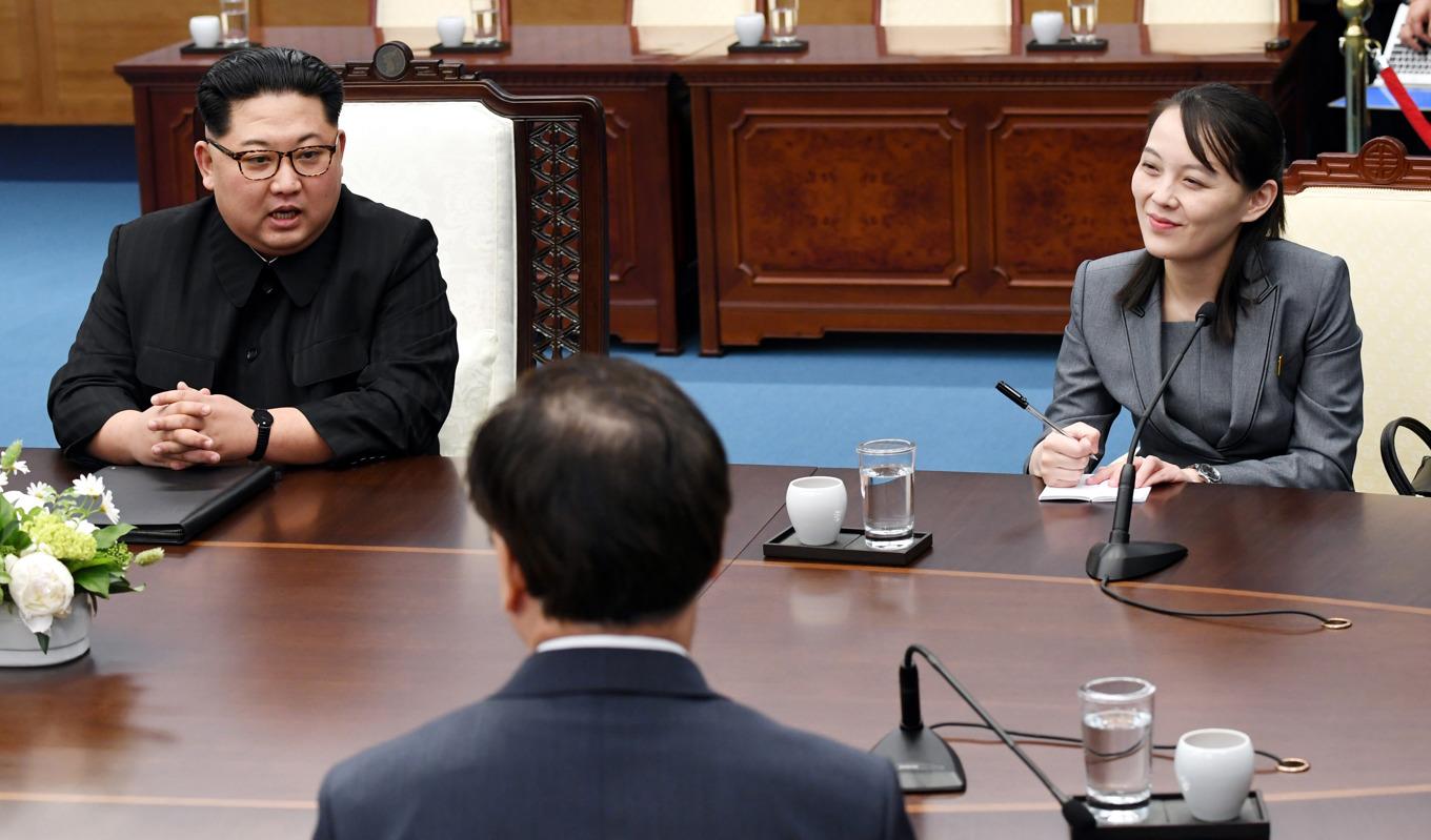 Kim Yo-Jong (till höger) spelar en allt större roll i den nordkoreanska politiken, och ses av flera underrättelsetjänster som en tänkbar efterträdare till sin bror. Foto: Foto: Pool/Getty Images