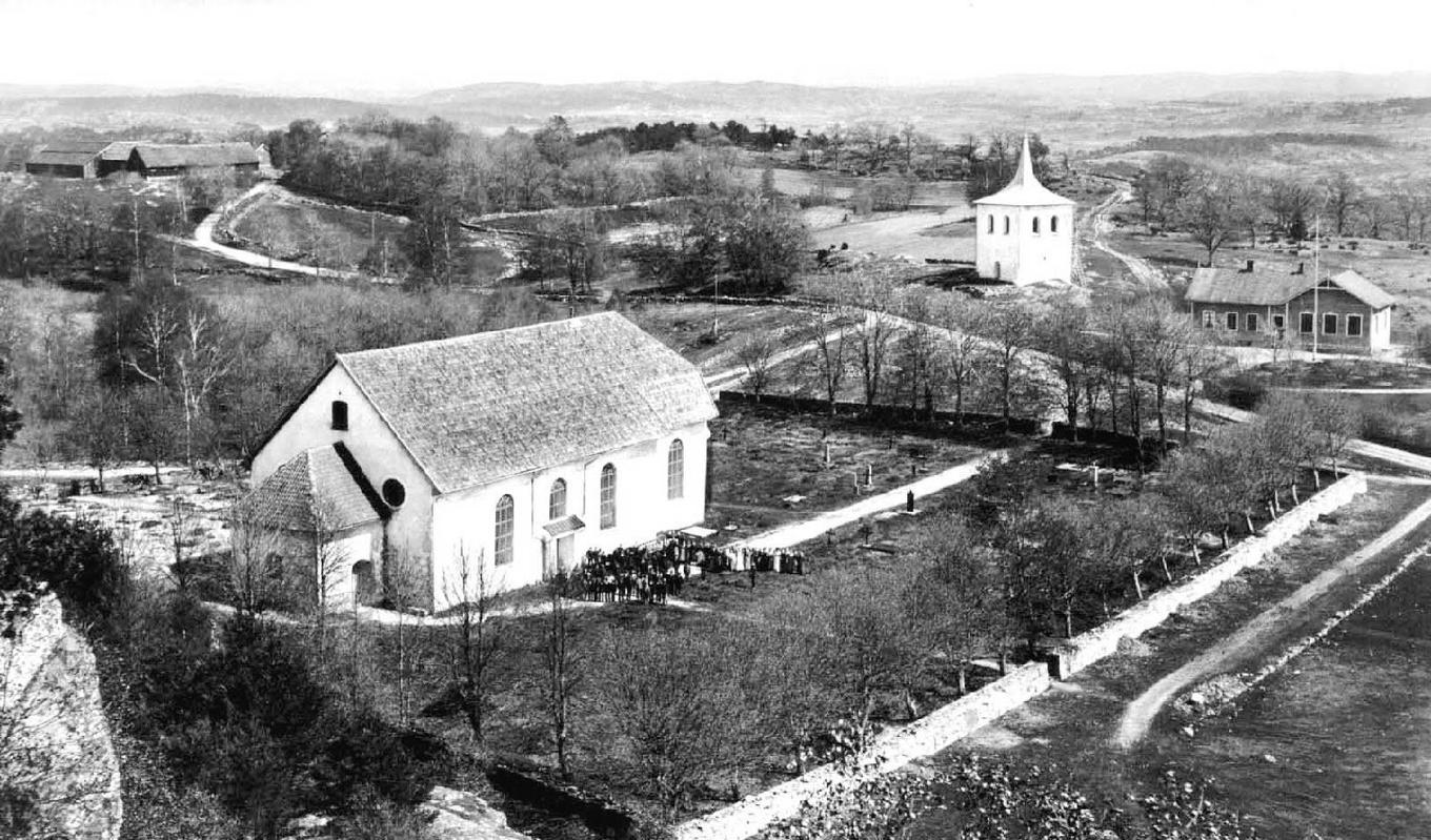 Skee kyrka uppfördes på 1100-talet och är en av Bohusläns största äldre kyrkor och ligger i ett riksintresseområde med odlingslandskap och fornlämningar. Kyrkans byggnadsmaterial är granit i huggen kvader.Foto: Okänd