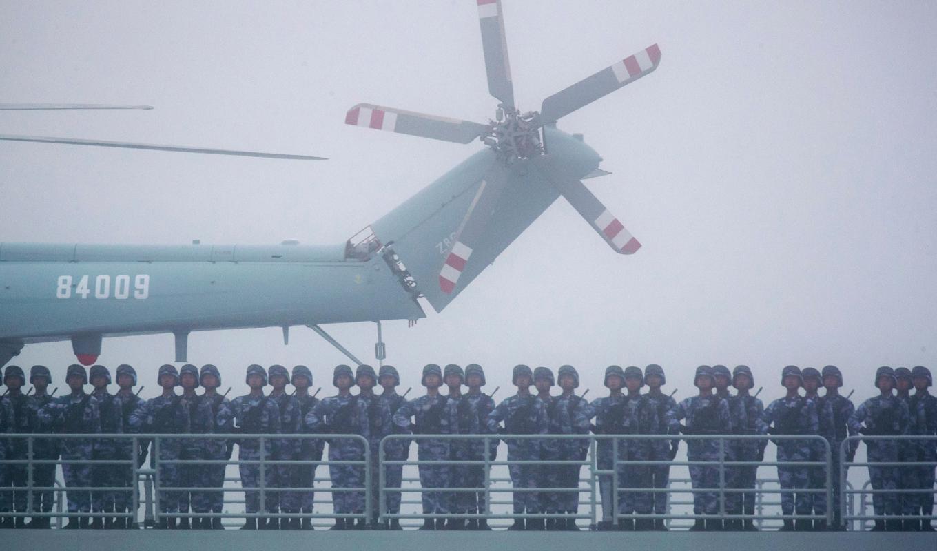 Kinesisk militär deltar i ett jubileum för flottan. Experter som Epoch Times talat med menar att militären inte vill se en konflikt med Taiwan. Foto: Mark Schiefelbein/AFP via Getty Images