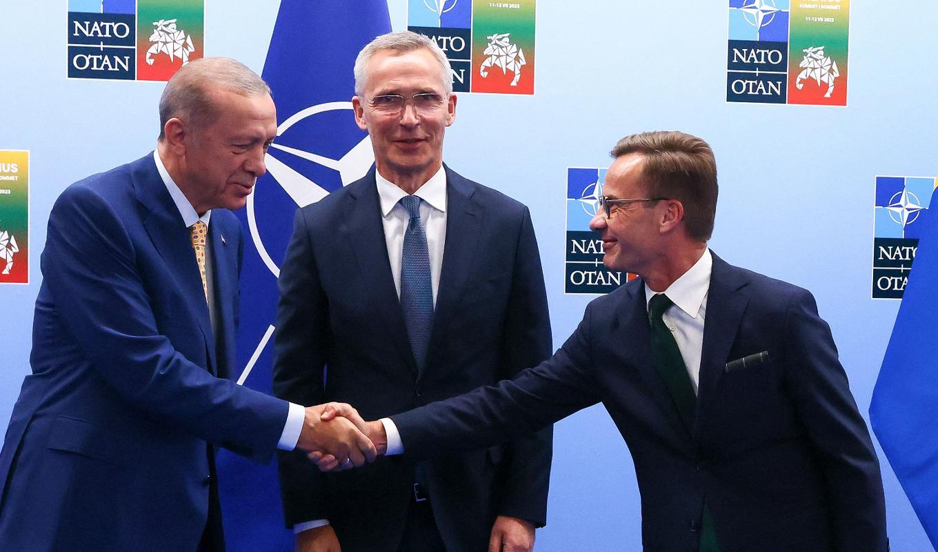 En nöjd Jens Stoltenberg överser när statsminister Ulf Kristersson och den turkiske presidenten Erdogan tar i hand om ett svenskt Natomedlemskap. Foto: Yves Herman/pool/AFP via Getty Images