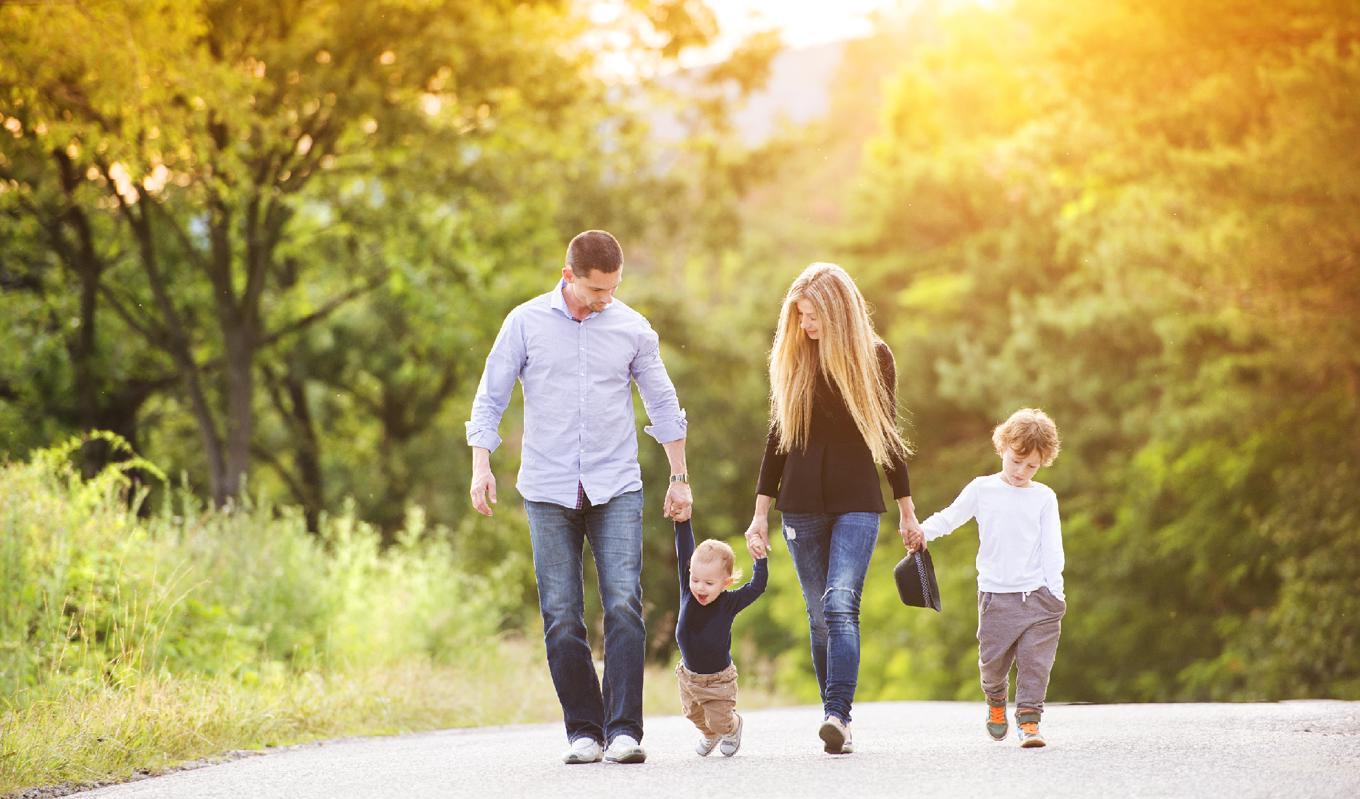 Lär barnen så tidigt som möjligt att det är både livsviktigt och härligt att promenera. Foto: Shutterstock