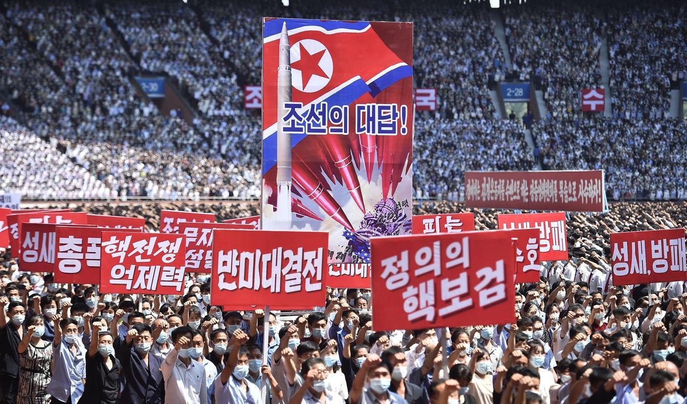 Invånare i Pyongyang deltar i en manifestation på årsdagen av Koreakriget, den 25 juni. I huvudstaden bor Nordkoreas elit. Foto: Kim Won Jin/AFP via Getty Images