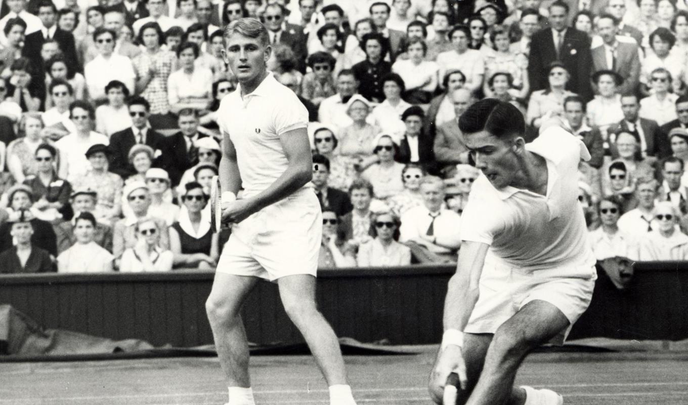 Lew Hoad och Ken Rosewall – den sistnämnde ofta benämnd som ”den bäste tennisspelaren som aldrig vunnit Wimbledon” – i en dubbelmatch i Wimbledon 1954. Foto: Public Domain