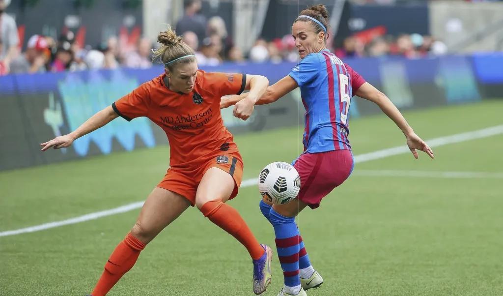 Veronica Latsko i Houston Dash kämpar om bollen mot Melanie Serrano i FC Barcelona, i bronsmatchen i 2021 Women’s International Champions Cup i Portland, Oregon.Foto: Abbie Parr/Getty Images