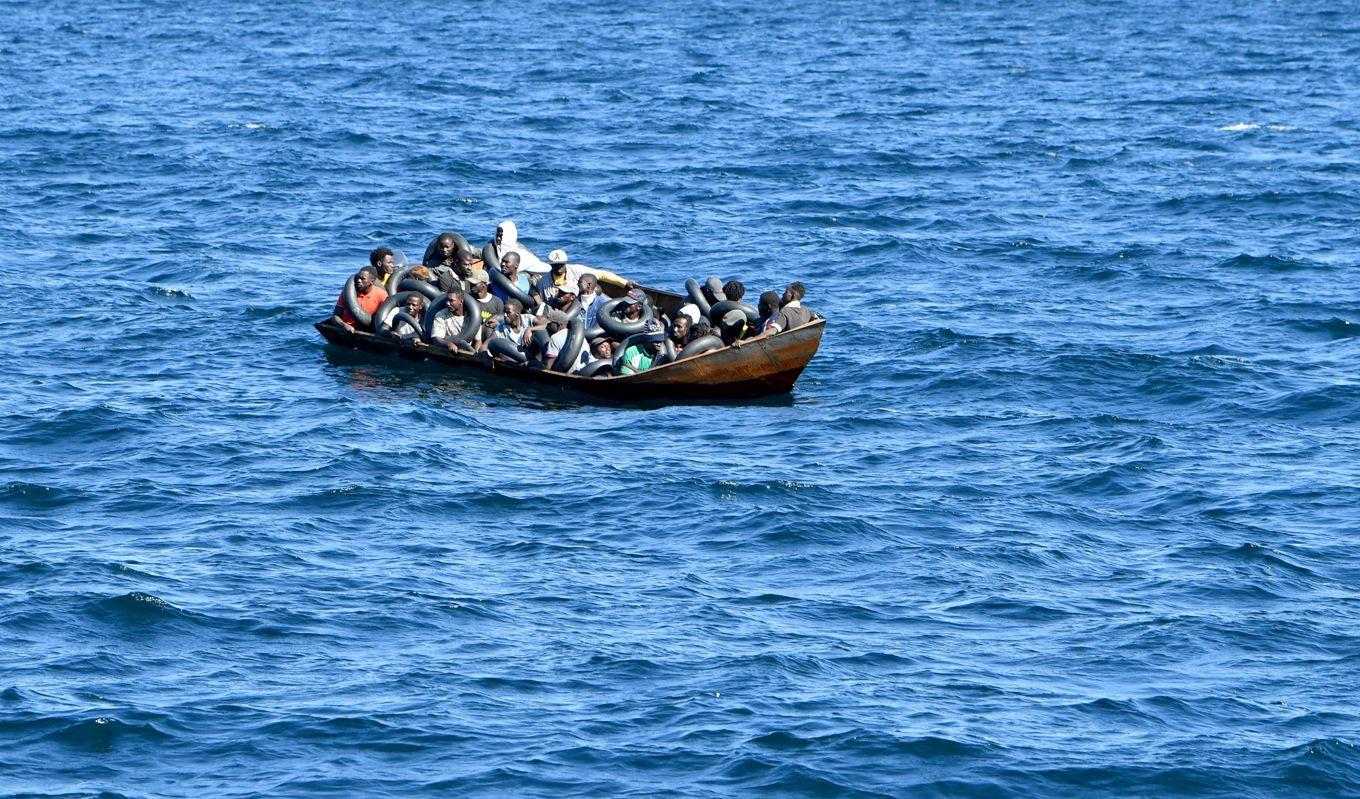 Migranter från Afrika försöker ta sig till Italien med båt den 10 augusti 2023. Fethi Belaid/AFP via Getty Images