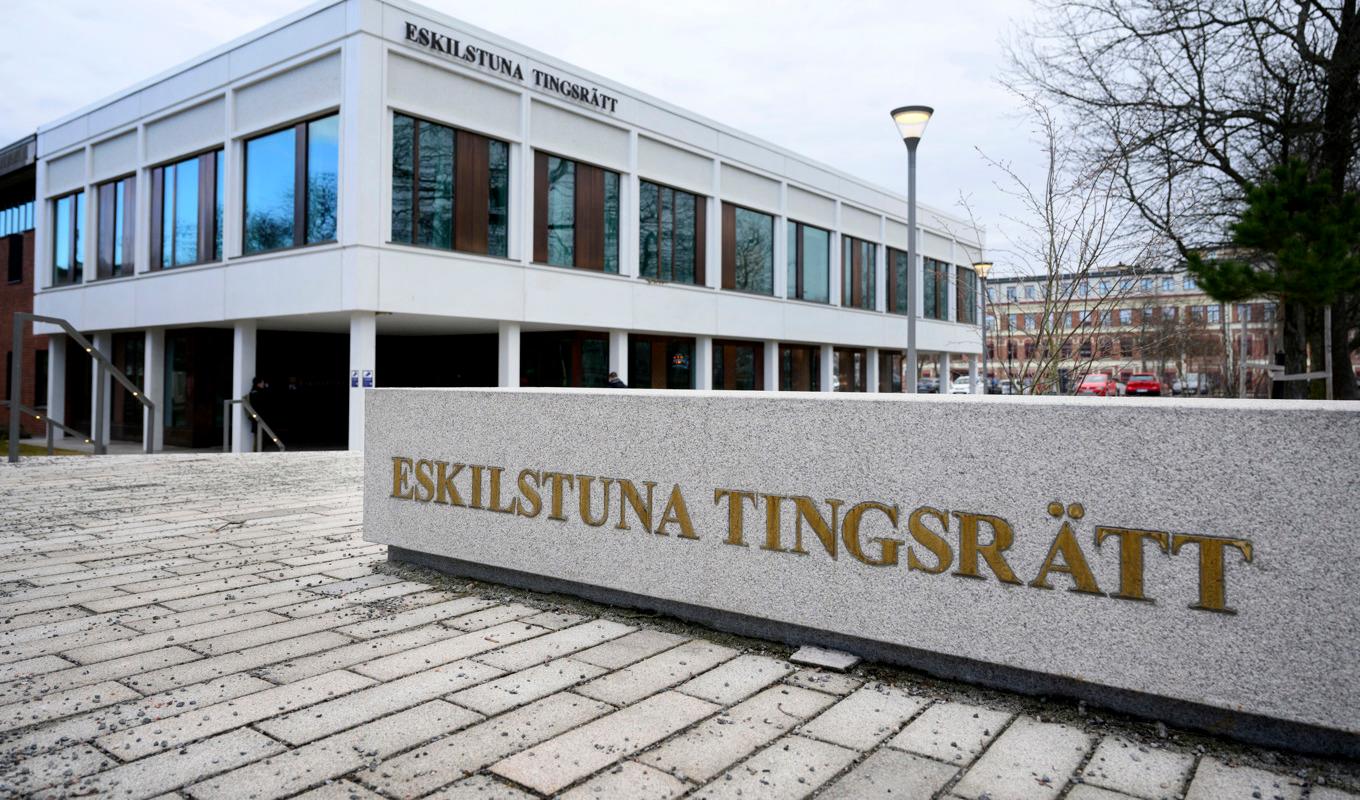 En kvinna har åtalats vid Eskilstuna tingsrätt för grovt bidragsbrott. Hon misstänks ha jobbat samtidigt som hon kvitterat ut närmare 700 000 kronor i sjukersättning. Foto: Jessica Gow/TT