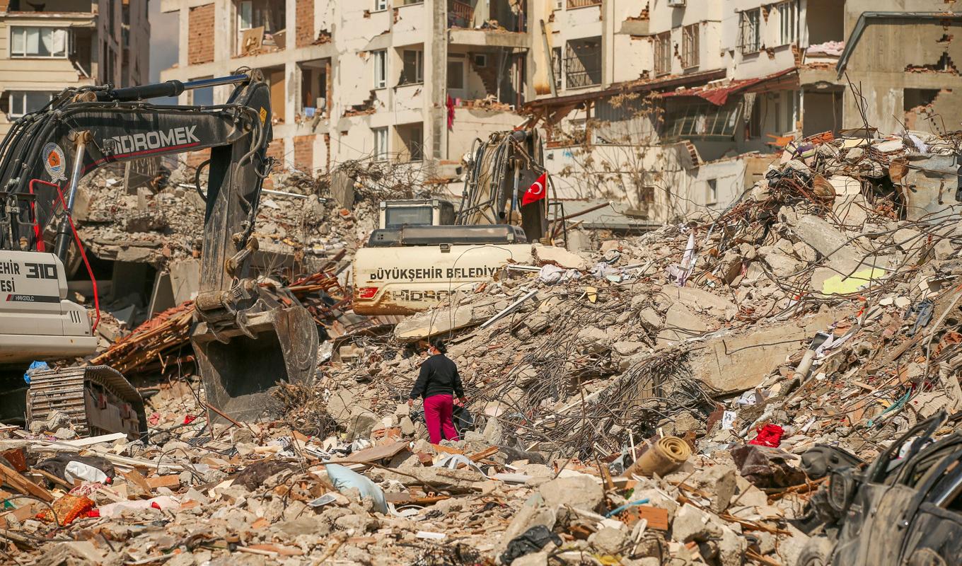 Resterna av en förstörd byggnad i Samandağ i södra Turkiet. Foto: Emrah Gurel/AP/TT