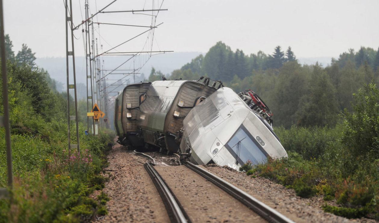 Två av fyra vagnar på ett SJ-tåg spårade ur söder om Hudiksvall på måndagen. På tåget fanns 120 passagerare, varav tre fick föras till sjukhus. Foto: Mats Andersson/TT