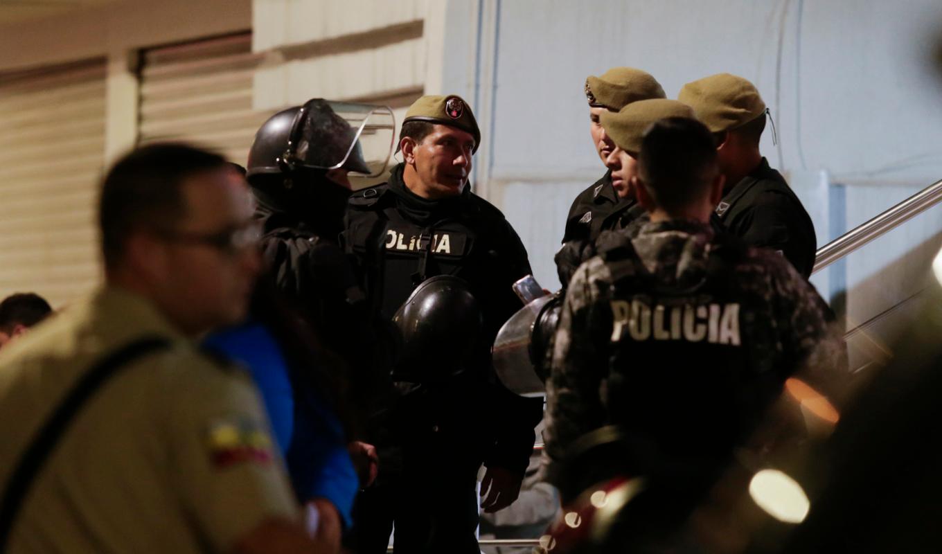 Poliser utanför sjukhuset i Quito dit flera personer uppges ha förts efter dödsskjutningen av presidentkandidaten Fernando Villavicencio. Foto: Juan Diego Montenegro/AP/TT