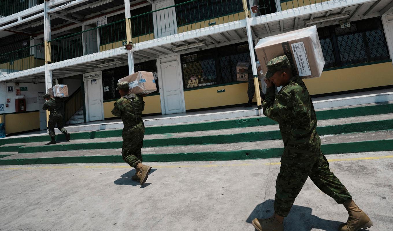 Soldater anländer med valmaterial till en vallokal i Quito i Ecuador. Foto: Dolores Ochoa/AP/TT