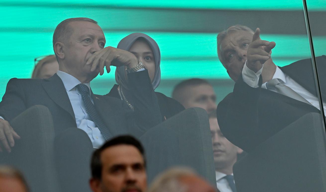 Ungerns premiärminister Viktor Orbán (höger) tog emot Turkiets president Recep Tayyip Erdogan och besökte friidrotts-VM i Budapest. Foto: Denes Erdos/AP/TT