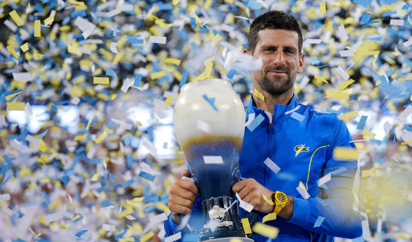 Novak Djokovic fick lyfta bucklan i Cincinnati efter att ha slagit Carlos Lacaraz med 2-1 i set. Foto: Aaron Doster/AP/TT